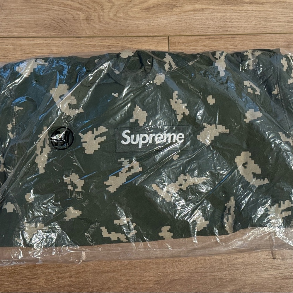 Supreme NWT Box Logo Camouflage Olympus Men's Hoodie - Picture 2 of 3